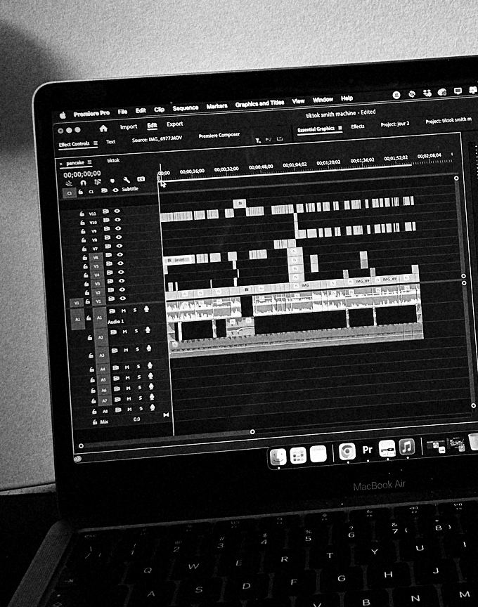 Une timeline de montage ouverte sur un portable